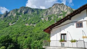 Melarì في Roure Turin: بيت ابيض وفيه جبل في الخلف
