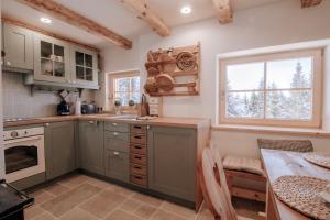 Kjøkken eller kjøkkenkrok på Lovely Cottage in a mountain wilderness of the National Park