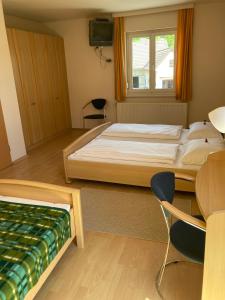 Un dormitorio con una cama grande y una ventana en Gasthof zum Goldenen Löwen - Nebenhaus, en Ehrenhausen