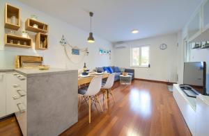 una cucina e un soggiorno con tavolo e sedie di Apartment NB a Šilo