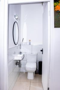 Un baño blanco con inodoro y lavabo. en 86 Chakas Cove, en Ballito 14 fotos más