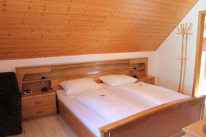 Postel nebo postele na pokoji v ubytování Gasthaus zur Linde