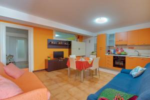 Una sala de estar con un sofá y una mesa y una cocina. en !!! 10 MIN DALLA SPIAGGIA !!! - Giorgia Guest House, en Case San Marco 46 fotos más