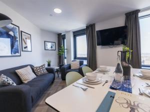 Μια τηλεόραση ή/και κέντρο ψυχαγωγίας στο Ensuite Bedrooms with Shared Kitchen at Onyx located in Birmingham