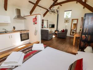 um quarto com uma cama e uma sala de estar em The Old Stable em Haverfordwest