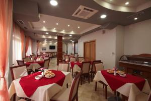 TV a/nebo společenská místnost v ubytování Hotel Stella di Mare