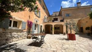 ヴナスクにあるMas Saint-Geniesの中庭のパティオ(テーブル、椅子付)