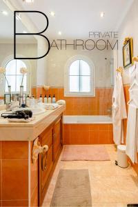 A bathroom at Z&Olé