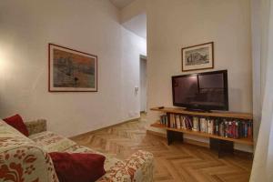 a living room with a tv and a couch at Piazza Mentana Apartment in Florence