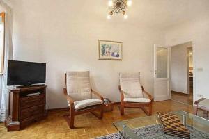 Televízia a/alebo spoločenská miestnosť v ubytovaní Solaris Apartment With Two Bedrooms