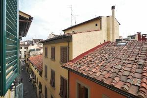 einen Blick über die Dächer von Gebäuden in einer Stadt in der Unterkunft Solaris Apartment With Two Bedrooms in Florenz