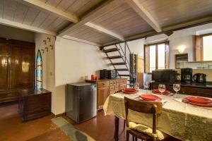 フィレンツェにあるTwo Bedrooms Apartment Near The Duomo Firenzeのキッチン(赤い皿付きのテーブル付)