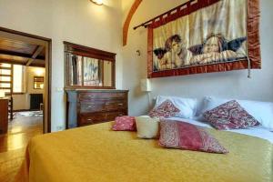 フィレンツェにあるTwo Bedrooms Apartment Near The Duomo Firenzeのベッドルーム1室(枕2つ付)