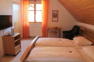 Postel nebo postele na pokoji v ubytování Gasthaus zur Linde