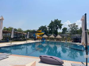 una piscina in un resort con scivolo di BKL Happy World 