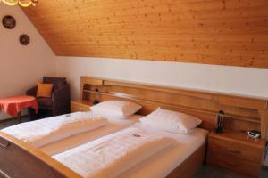 Postel nebo postele na pokoji v ubytování Gasthaus zur Linde