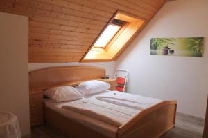 Postel nebo postele na pokoji v ubytování Gasthaus zur Linde