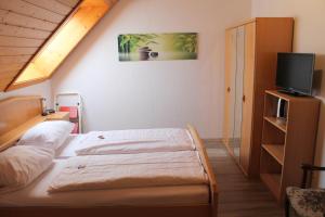 Postel nebo postele na pokoji v ubytování Gasthaus zur Linde