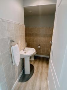 Ένα μπάνιο στο Stay on Main, Family Apartment +11 φωτογραφίες