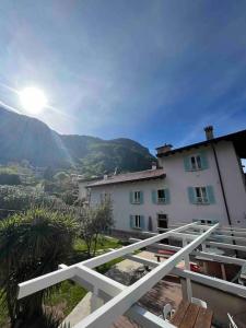 ein weißes Gebäude mit Bergblick in der Unterkunft Villa Anna Onno Lake Como in Onno