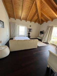 ein weißes Sofa in einem Zimmer mit einem Bett in der Unterkunft Villa Anna Onno Lake Como in Onno