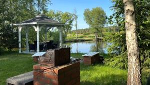 stół piknikowy z altaną nad jeziorem w obiekcie Mazurskie Siedlisko Langen w mieście Mrągowo
