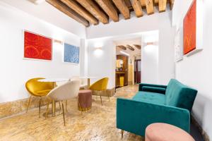 a living room with a green couch and chairs at Lanterna Di Marco Polo in Venice