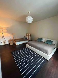 Schlafzimmer mit einem Bett und einem schwarzen und weißen Teppich in der Unterkunft Villa Anna Onno Lake Como in Onno