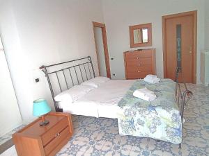 マッサ・ルブレンセにあるVilla Maryの小さなベッドルーム(ベッド1台、ドレッサー付)