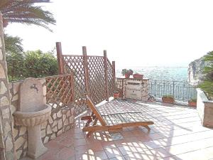 マッサ・ルブレンセにあるVilla Maryの海を見渡すパティオ(木製椅子付)