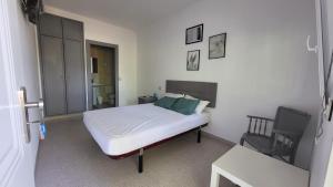 Hostal San Martin de Montalban客房内的一张或多张床位