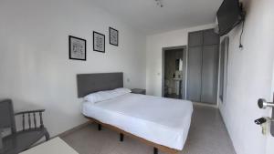 Hostal San Martin de Montalban客房内的一张或多张床位