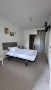 Hostal San Martin de Montalban客房内的一张或多张床位