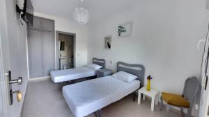 Hostal San Martin de Montalban客房内的一张或多张床位