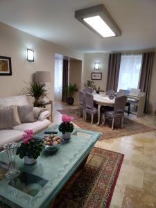 穆魯的住宿－Au Fil de l'Eau，客厅配有沙发和桌子