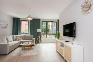 グダニスクにあるCity Center - Łąkowa Apartments by Apartmoreのソファとテレビのあるリビングルーム