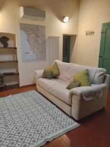- un salon avec un canapé et un tapis dans l'établissement Il Sole alla Terra, à Terricciola