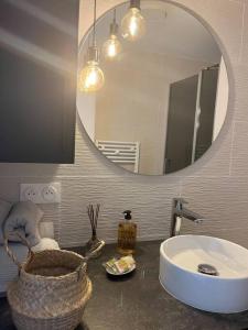 昂蒂布的住宿－Appartement 2 pièces Antibes Mer - Piscine, Parking, Tennis, Wifi…，一间带水槽和镜子的浴室