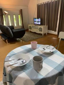 sala de estar con mesa y mantel azul y blanco en Royal mountain view Ratchaburi en Ratchaburi
