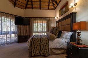 Postel nebo postele na pokoji v ubytování Kruger Park Lodge Unit No. 209