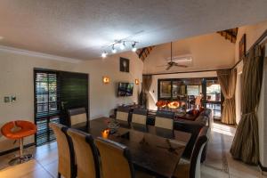 uma sala de jantar e sala de estar com mesa e cadeiras em Kruger Park Lodge Unit No. 209 em Hazyview