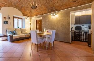 una cucina e un soggiorno con tavolo e sedie di Il Monastero a Castelletto sopra Ticino