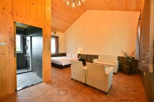 ein Zimmer mit einem Bett und ein Zimmer mit einem Schlafzimmer in der Unterkunft Leju Diary B&B in Puli