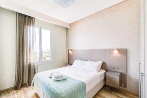 Una habitación de hotel con una cama y una ventana. en Limassol Marina Nereids D22 by Ezoria Villas, en Limassol 20 fotos más
