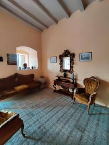 Ruang duduk di Portaterra - Spaziosa Casa con Bella Vista e Giardino