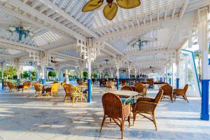 um pavilhão com mesas e cadeiras num edifício em The Grand Hotel, Hurghada em Hurghada
