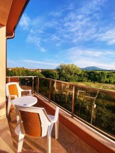 balcón con mesa, sillas y vistas en Brand new, luxury beach flat, en Tsarevo