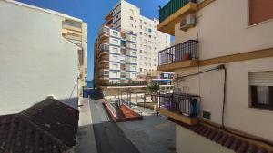 uitzicht op een straat tussen twee hoge gebouwen bij Piso playa centro fuengirola in Fuengirola