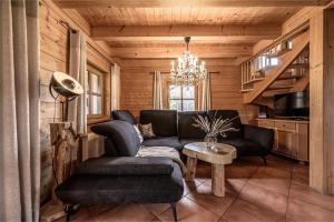 ein Wohnzimmer mit einem Sofa und einem Tisch in der Unterkunft Wenzlhof in Zwiesel
