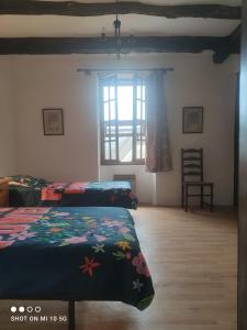 1 Schlafzimmer mit 2 Betten und einem Fenster in der Unterkunft Les colombages in Pazayac